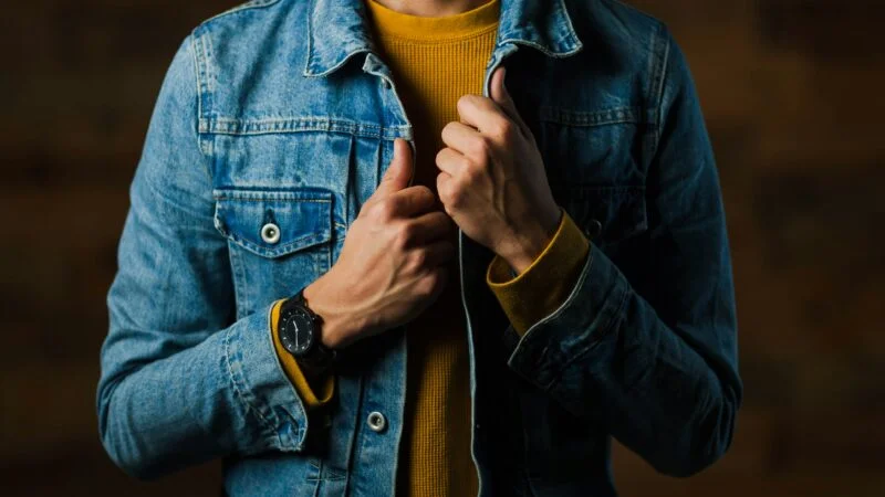 Mavi ceketinin altına hangi renk etek gider